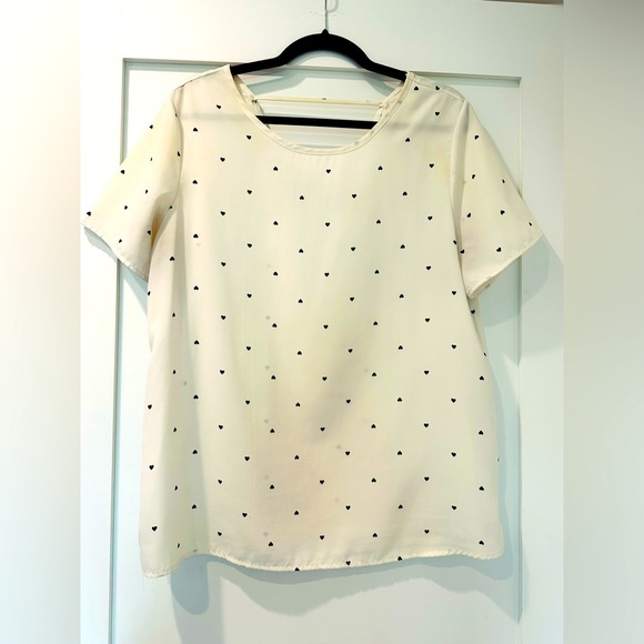 Cream top with 🖤 heart-shaped polka dots - Picture 1 of 2